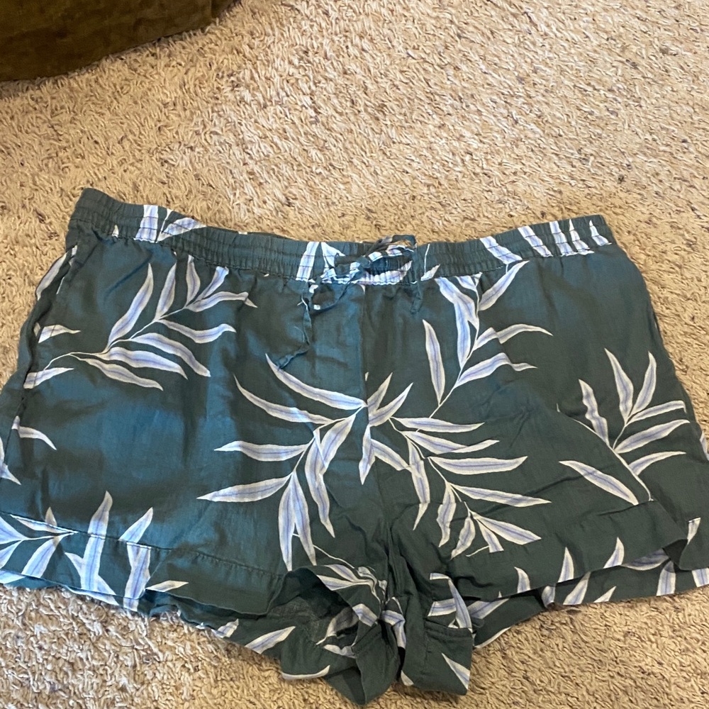 Stars Above Green Leaf Print Women's Shorts